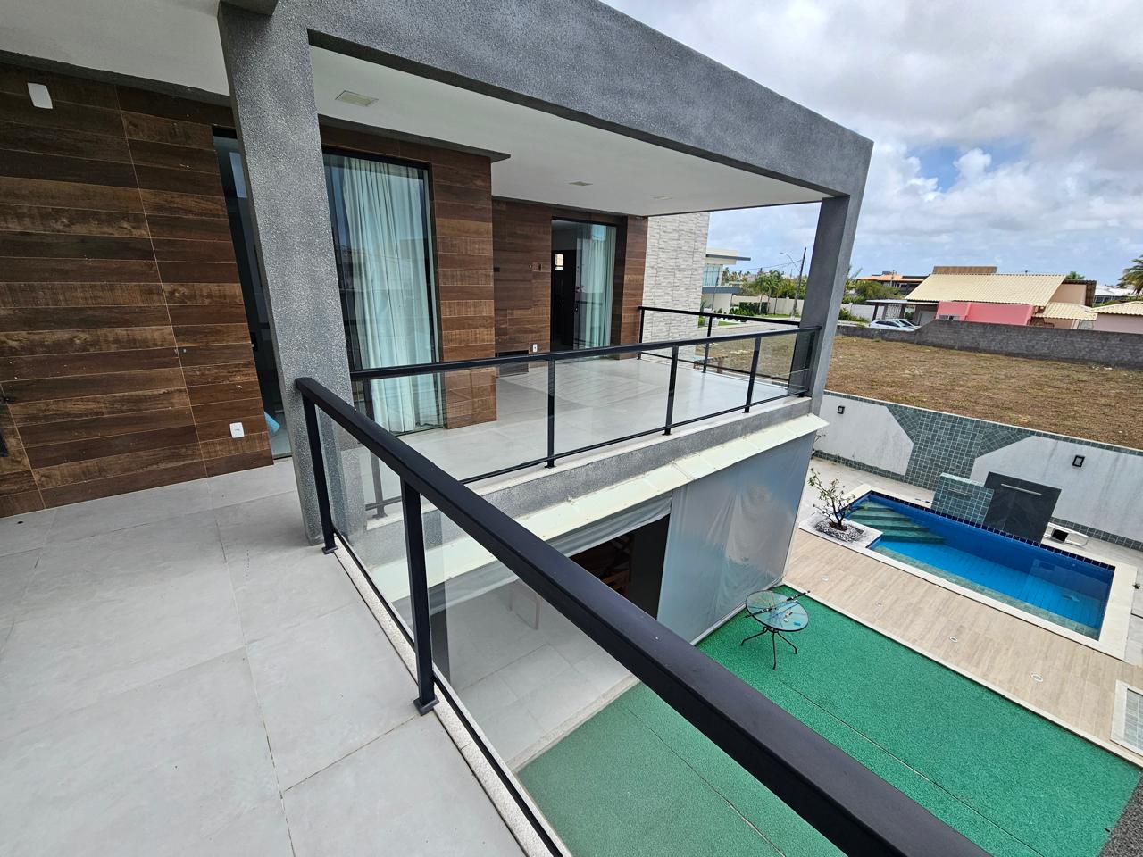 Varandão superior com vista para a piscina