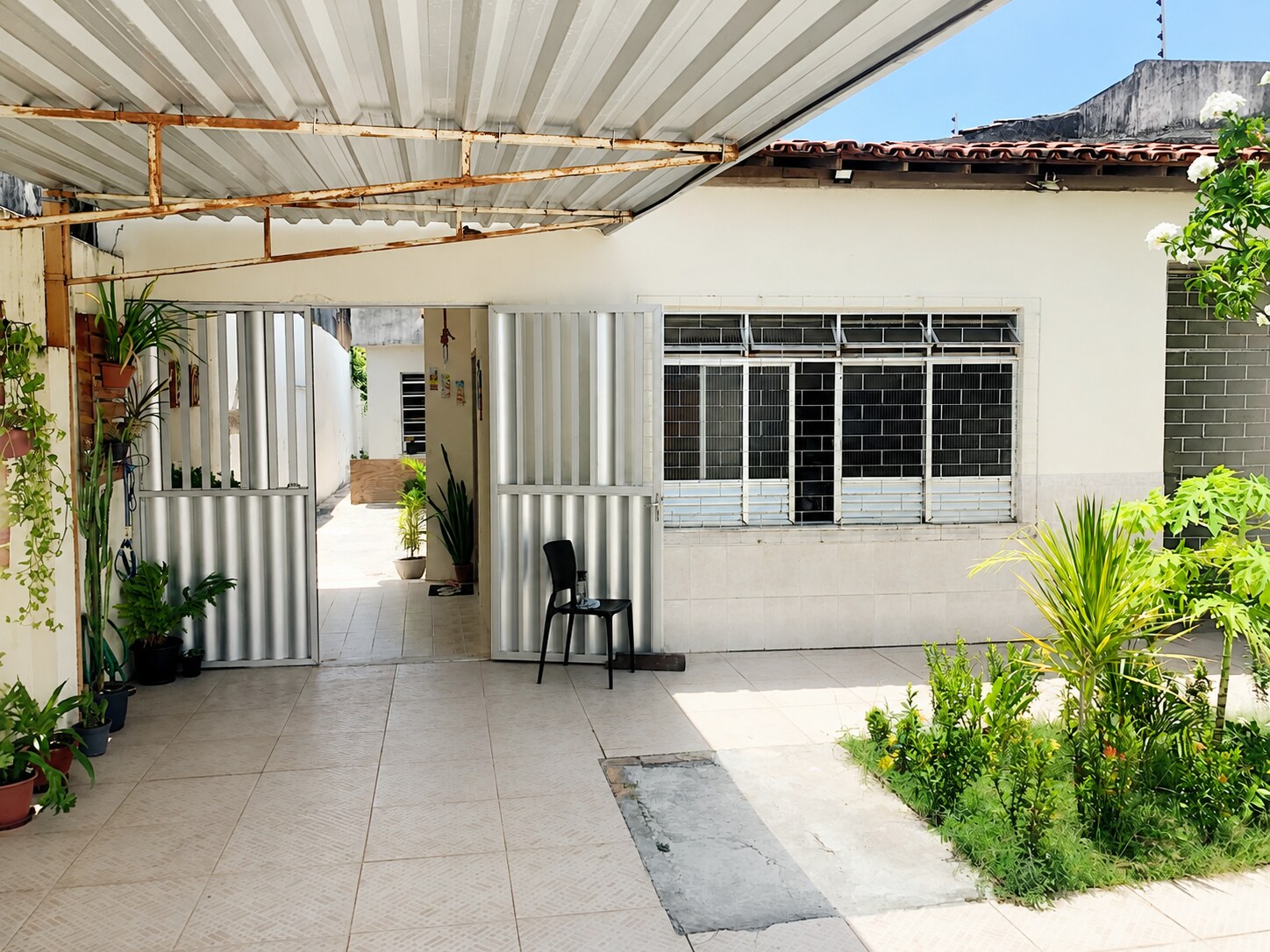 Garagem e área frontal